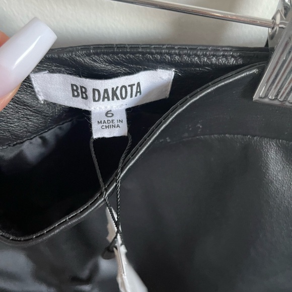 Curve-hem leather skirt - Picture 3 of 3